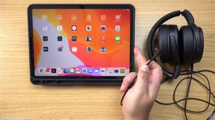 Can I use other headphones with iPad?