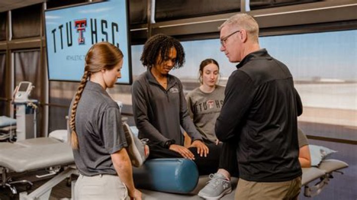 Do athletic trainers make more money than physical therapists?