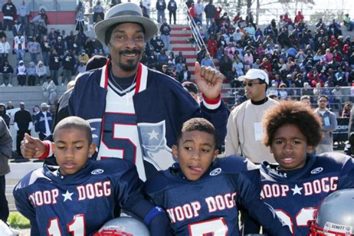 Does Snoop Dogg support a soccer team?