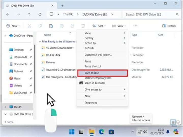 How do I view pictures on a CD in Windows 10?