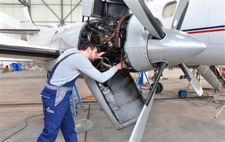 How much do helicopter engineers make a year?