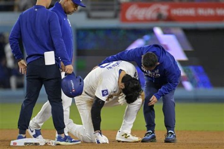 How much money does a MLB athletic trainer make?