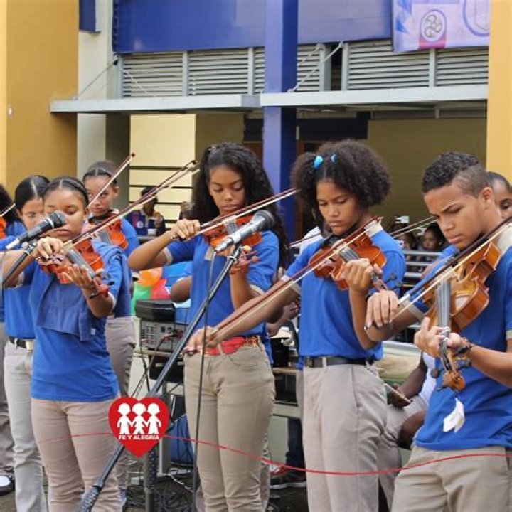 Is there high school in Dominican Republic?