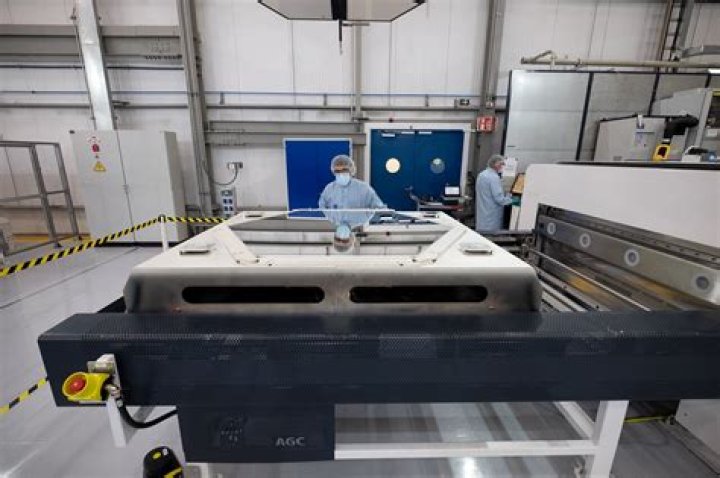 What does an optical coating engineer do?