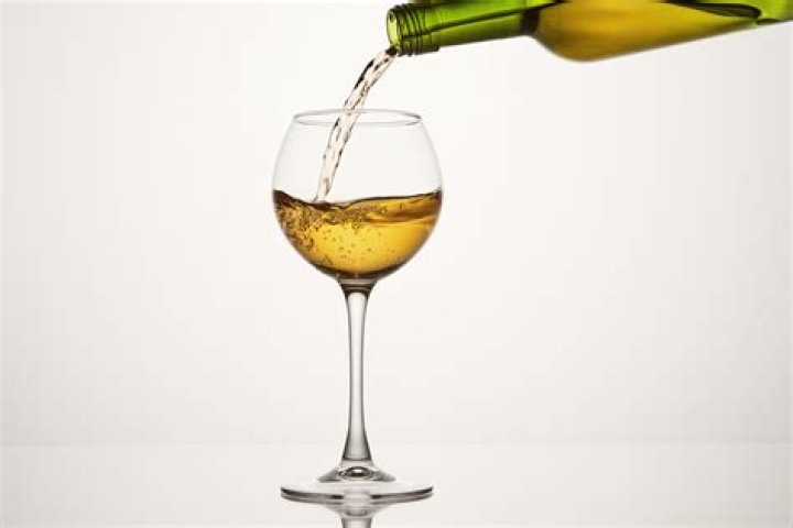 What does retsina wine taste like?