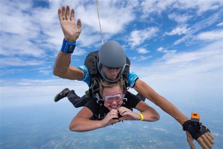 What episode does Peggy go skydiving?