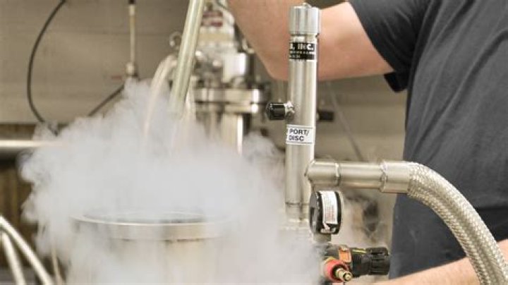 What happens to skin after liquid nitrogen treatment?